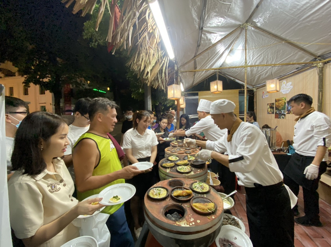 Du khách thích thú thưởng thức ẩm thực tại Ngày Văn hóa du lịch Ninh Thuận tại Hà Nội