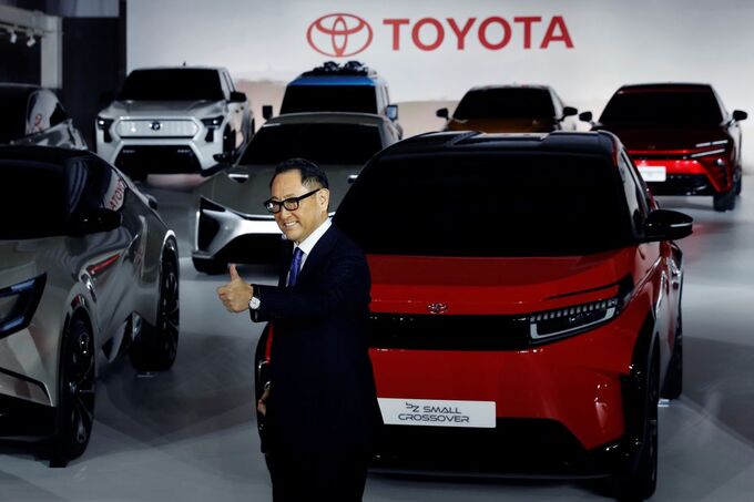 Chủ tịch Tập đoàn ô tô Toyota Akio Toyoda tổ chức một cuộc họp báo về chiến lược của công ty đối với xe điện chạy bằng pin tại Tokyo, Nhật Bản vào ngày 14 tháng 12 năm 2021. REUTERS / Kim Kyung-Hoon / File Photo