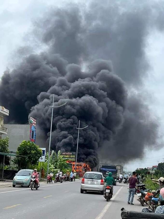 Đám cháy xảy ra tại Gara ô tô Nhàn Nhã, thôn Dĩnh Cầu, xã Tân Dĩnh (Lạng Giang).