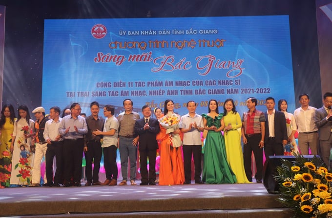Đồng chí Mai Sơn tặng hoa chúc mừng các nhạc sĩ, nghệ sĩ