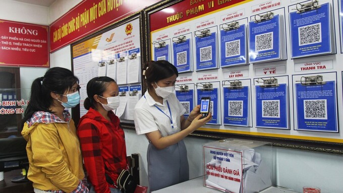Hướng dẫn người dân quét mã QR tra cứu quy trình giải quyết TTHC tại bộ phận một cửa huyện Việt Yên.