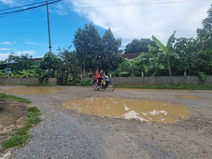Sau trận mưa lớn vừa qua, tuyến đường xuất hiện nhiều vũng nước lớn tạo thành những “cái bẫy” dễ dẫn tới nguy cơ bị tai nạn.