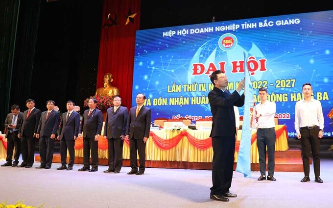 Thừa ủy quyền của Chủ tịch nước, đồng chí Lê Ánh Dương trao Huân chương Lao động hạng Ba cho Hiệp Hội doanh nghiệp tỉnh Bắc Giang.