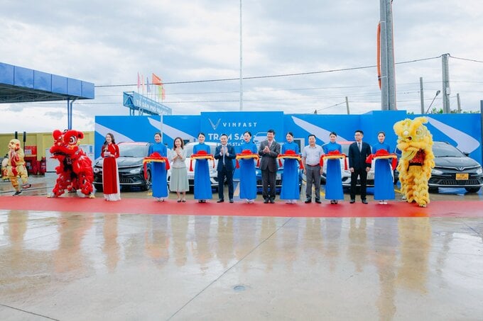 Việc cung cấp dịch vụ trạm sạc xe điện VinFast tại hệ thống cửa hàng xăng dầu Petrolimex là bước đi cụ thể hóa Thỏa thuận hợp tác mà hai bên ký kết vào tháng 6/2022