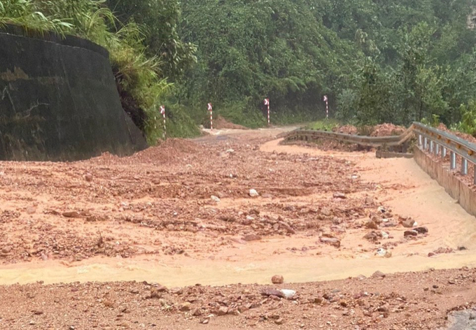 Tuyến đường HCM bị đất đá tràn ra mặt đường ách tắc tại dốc A5 xã A Roàng, tuyến QL49A tắc tại điểm km75+500 (sạt nhẹ).