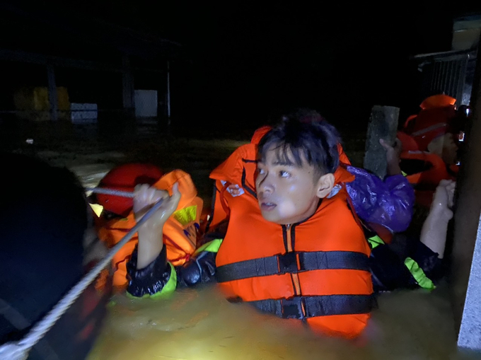 Nước lụt đột ngột dâng cao tại xóm Gióng (phường An Tây - TP Huế).