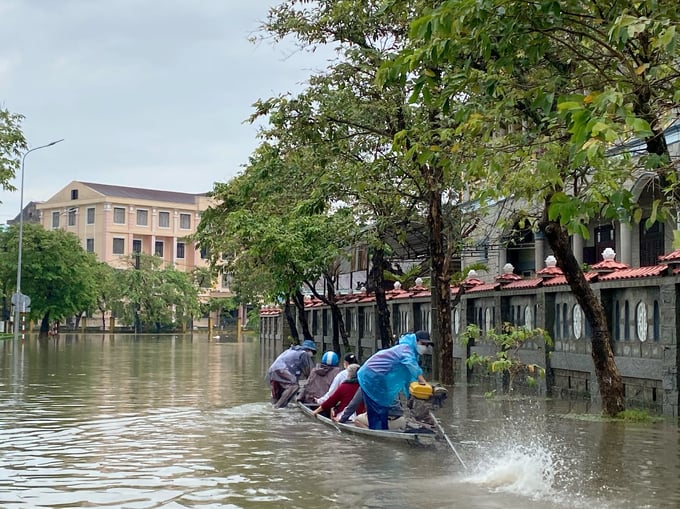 Người dân ở trung tâm thành phố Huế vẫn phải sử dụng dịch vụ vận chuyển bằng đò để đi lại trên một số tuyến đường.