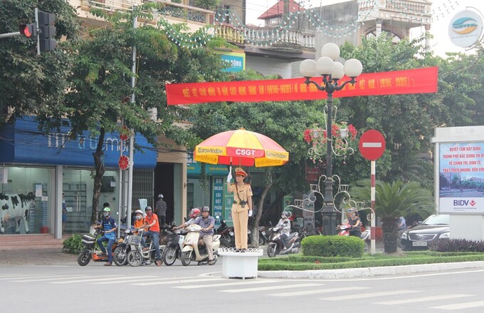 Giữ gìn bảo đảm trật tự ATGT tại ngã tư đường Hùng Vương, thành phố Bắc Giang.