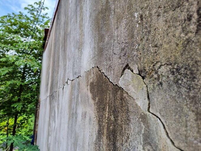 Những vết nứt tường nhà hộ dân thôn Nam Ngạn do việc thi công cầu Như Nguyệt.