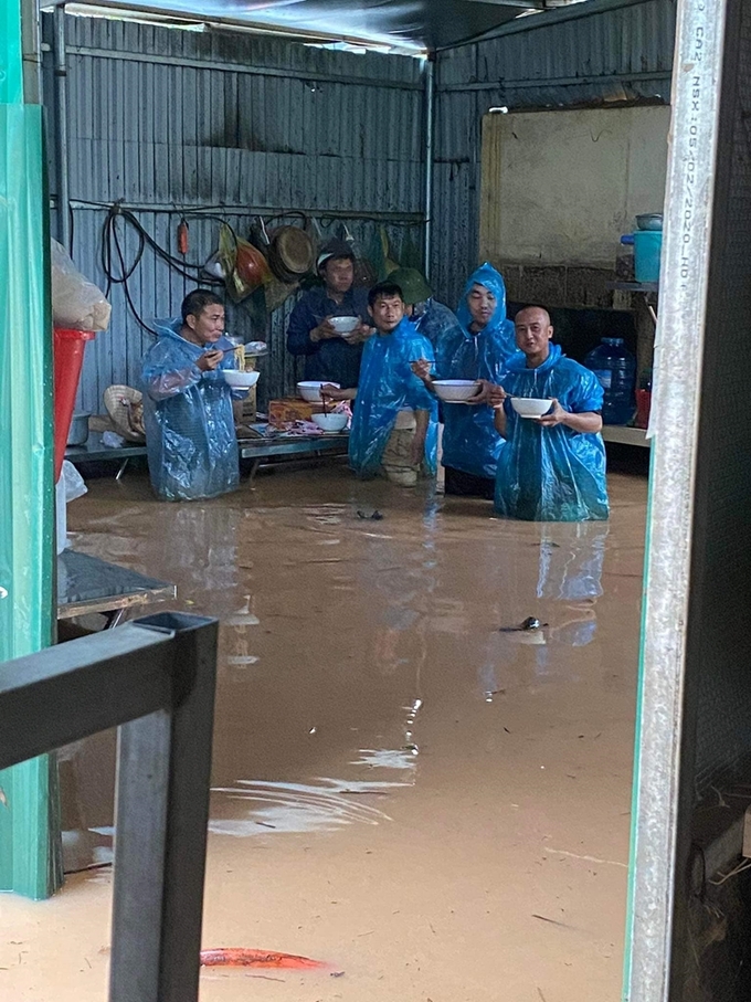 Cơn bão số 5 vừa qua gây lũ lụt nghiêm trọng tại một số tỉnh miền Trung- trong ảnh là nhóm công nhân thi công cao tốc Bắc - Nam ăn mì tôm tại công trường trong ngày 15/10 vừa qua. (Ảnh: Uông Việt Dũng)