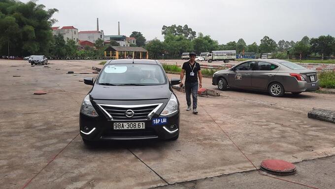 Học viên Trường Trung cấp nghề GTVT Bắc Giang thực hành điều khiển xe ô tô trong sa hình