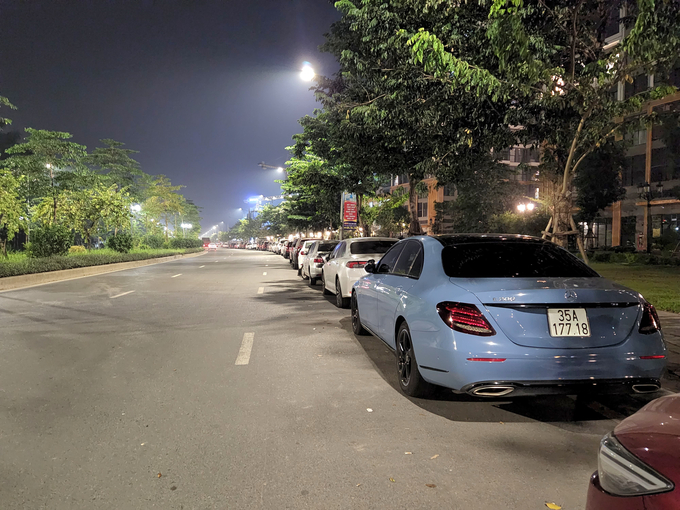 Ô tô đỗ tràn lan dưới lòng đường Lý Thánh Tông, trước toà nhà Ruby - Vinhomes Ocean Park Gia Lâm (tối 24/10)