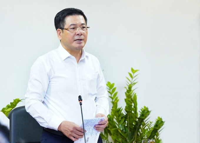 Bộ trưởng Bộ Công Thương Nguyễn Hồng Diên phát biểu chỉ đạo tại cuộc họp