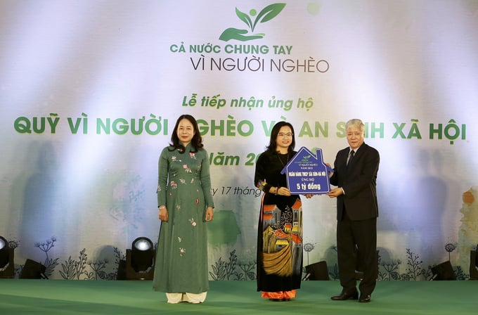 Tổng Giám đốc Ngô Thu Hà đại diện Ngân hàng SHB trao tặng 5 tỷ đồng cho Quỹ Vì người nghèo