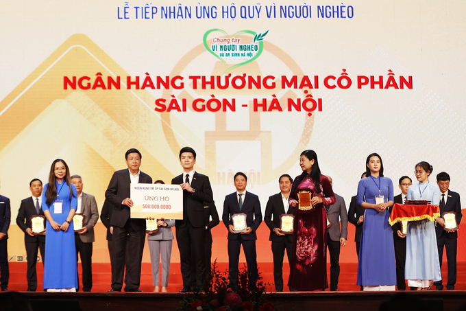 Thành viên HĐQT kiêm PTGĐ Đỗ Quang Vinh đại diện SHB ủng hộ 500 triệu đồng cho quỹ Vì người nghèo thành phố Hà Nội