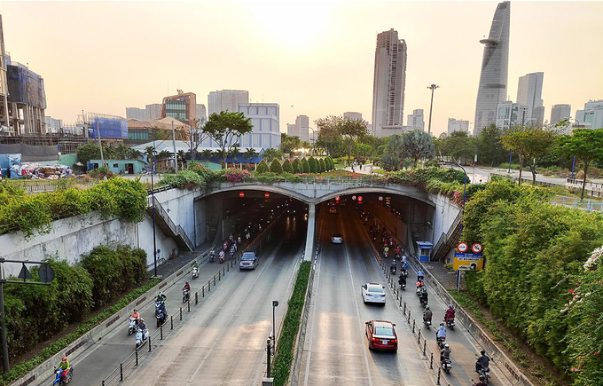 Hầm Thủ Thiêm (hay còn gọi là hầm sông Sài Gòn) có chiều dài 1,49 km, rộng 33 m, cao 9 m với 6 làn xe, tốc độ cho phép đạt 60 km/h