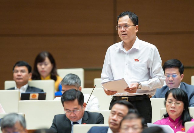 Đại biểu Huỳnh Thanh Phương (đoàn Tây Ninh) đề nghị cần có sự vào cuộc quyết liệt của cả hệ thống chính trị trong quản lý để đẩy nhanh tốc độ đầu tư công - Ảnh: VGP/HL