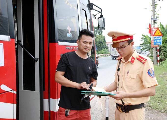 Cán bộ Phòng Cảnh sát giao thông (Công an tỉnh) kiểm tra xe khách trên quốc lộ 1A, đoạn qua thị trấn Vôi (Lạng Giang)