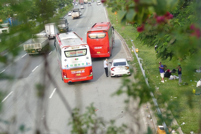 Hai nhà xe Xuân Tươi (77F-000.43) và Tùng Loan (37B-028.90) dừng đón khách tại khu vực dưới chân cầu bộ hành trước KDL Suối Tiên vào chiều 31/10