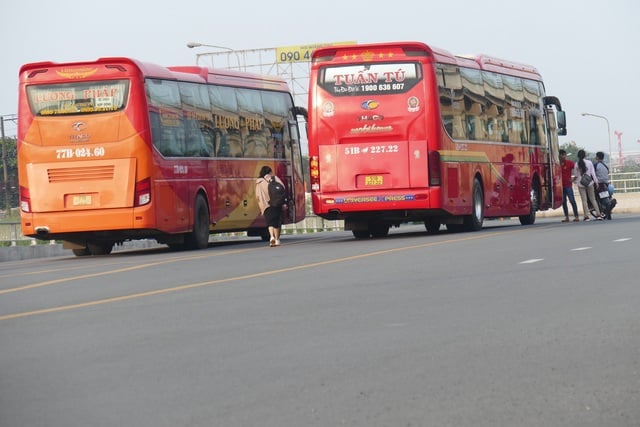 Mấy phút sau, hai xe Tuấn Tú (51B-227.22); Lương Pháp (77B-024.60) cũng dừng xe ngay trước bến xe miền Đông mới để bắt khách