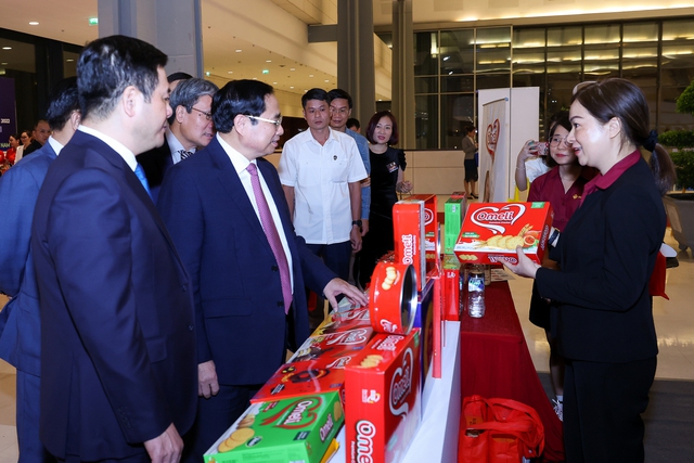 Thủ tướng Phạm Minh Chính tham quan trưng bày sản phẩm đạt Thương hiệu quốc gia Việt Nam năm 2022