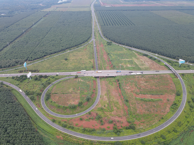 Dự án được đầu tư xây dựng tuyến đường theo tiêu chuẩn đường cao tốc (TCVN 5729:2012), vận tốc thiết kế 80km/h