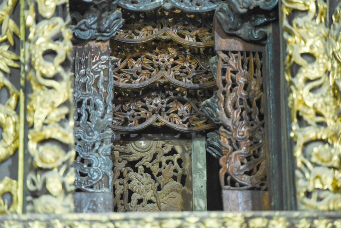 Hình rồng của cửa võng được chạm khắc tinh xảo, là đỉnh cao cho nghệ thuật chạm khắc gỗ.