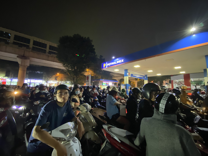 Cây xăng Petrolimex tại Xuân Thủy tối ngày 10/11, người dân chờ đổ xăng xếp dài ra ngoài đường gây cản trở giao thông.