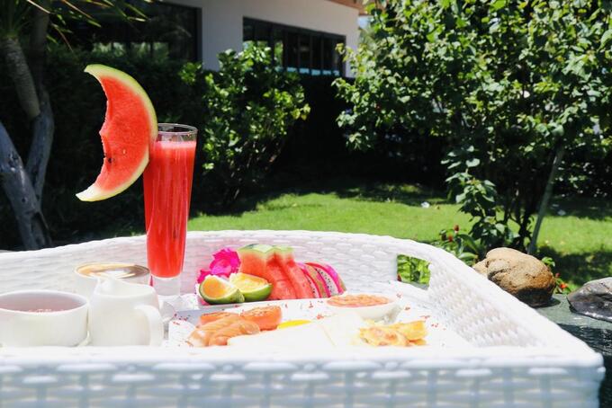 Một tiệc floating breakfast bên hồ bơi miễn phí sẽ được tặng khi khách đặt phòng Villa tại Cam Ranh Riviera