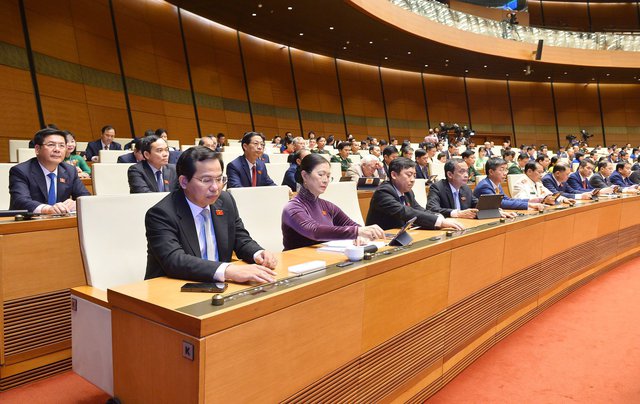 Quốc hội thông qua dự thảo Nghị quyết về thí điểm đấu giá biển số xe ô tô, với 473/489 đại biểu tham gia biểu quyết tán thành