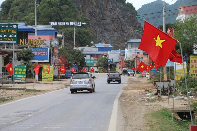 Nhiều du khách tham quan du lịch tại huyện Mộc Châu, tỉnh Sơn La gần đây thấy bất ngờ trước sắc cờ đỏ sao vàng tung bay dọc tuyến Quốc Lộ 6 và một số tuyến đường nội thị
