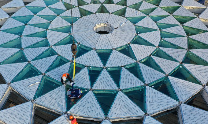 Mái vòm có thiết kế hình hoa sen, chất liệu phần mái của giếng trời đan xen bởi hai vật liệu