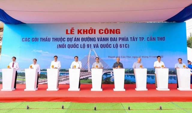 Thủ tướng Phạm Minh Chính và các đại biểu nhấn nút khởi công các gói thầu thuộc dự án Đường Vành đai phía tây thành phố Cần Thơ -