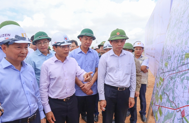 Bộ trưởng Bộ GTVT Nguyễn Văn Thắng thị sát công trường cao tốc Bắc-Nam ngày 17/11