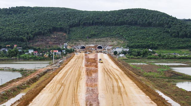 Tại dự án thành phần Mai Sơn - QL45, điều kiện địa chất phức tạp, các khu vực phải xử lý nền đất yếu vẫn xuất hiện và đang được nhà thầu xử lý