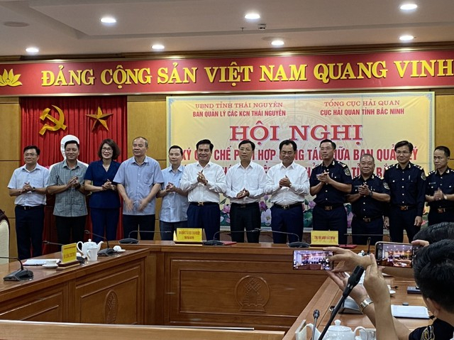 Lễ ký quy chế phối hợp công tác giữa Ban Quản lý các Khu công nghiệp Thái Nguyên và Cục Hải quan tỉnh Bắc Ninh - Ảnh: Hải quan