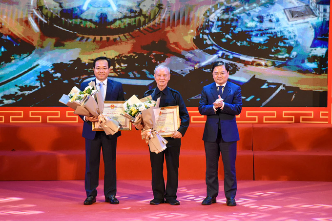 Bí thư Tỉnh ủy Bắc Ninh Nguyễn Anh Tuấn trao bằng khen, tặng hoa chúc mừng Đại tướng Phạm Văn Trà và nhà tại trợ