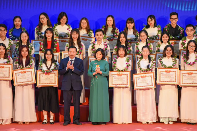 Chủ tịch UBND tỉnh Bắc Ninh Nguyễn Hương Giang và các đồng chí lãnh đạo, nguyên lãnh đạo Tỉnh Bắc Ninh trao bằng khen, tặng hoa chúc mừng cho các cá nhân tiêu biểu có thành tích xuất sắc