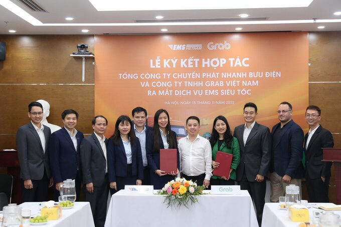 Đại diện Lãnh đạo EMS và Grab Việt Nam kí kết hợp tác