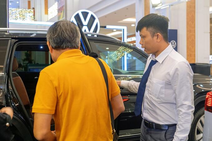 Volkswagen Touareg được công bố với 2 phiên bản: Elegance có giá 2,999 tỷ đồng và Luxury có giá 3,399 tỷ đồng.