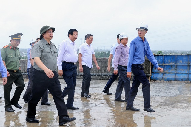 Thủ tướng Phạm Minh Chính và đoàn công tác đã đi kiểm tra dự án cầu Mỹ Thuận 2 - Ảnh: VGP/Nhật Bắc