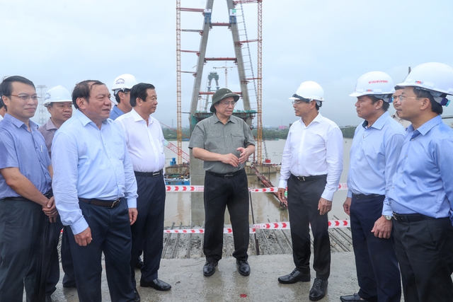 Thủ tướng khảo sát và nghe báo cáo về dự án cầu Mỹ Thuận 2 - Ảnh: VGP/Nhật Bắc