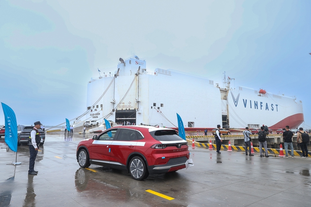 Lô xe VinFast VF 8 đầu tiên xuất cảng có số lượng 999 chiếc dành cho thị trường Mỹ và được chuyên chở bằng tàu thuê riêng Silver Queen của Panama - Ảnh: VGP/Nhật Bắc