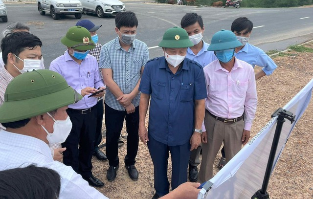 Lãnh đạo tỉnh Quảng Trị đi kiểm tra các dự án tại Khu kinh tế Đông nam. Ảnh: VGP/Minh Trang