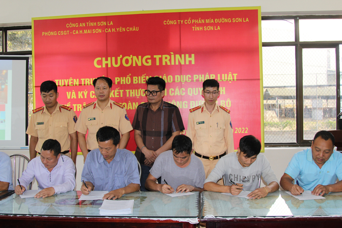 Các lái xe ký cam kết với đội CSGT số 2 và đại diện Công ty mía đường Sơn La