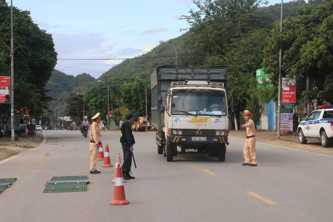 Đội CSGT đường bộ số 2 xử lý vi phạm trên QL6 đoạn qua huyện Mai Sơn - Sơn La
