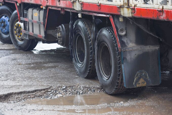 Việc xe quá tải cố tình đi vào đường đê ảnh hưởng nghiêm trọng đến kết cấu hạ tầng và ATGT.