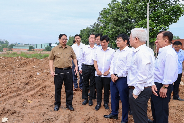 Thủ tướng trao đổi với các đơn vị liên quan khi thị sát dự án tuyến Vành đai 3 TPHCM đoạn qua địa bàn tỉnh Bình Dương - Ảnh: VGP/Nhật Bắc