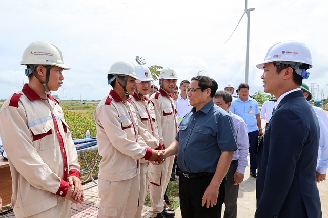 Thủ tướng động viên cán bộ, nhân viên đang làm việc tại dự án điện gió Hòa Bình tại xã Vĩnh Thịnh, huyện Hòa Bình, tỉnh Bạc Liêu - Ảnh: VGP/Nhật Bắc