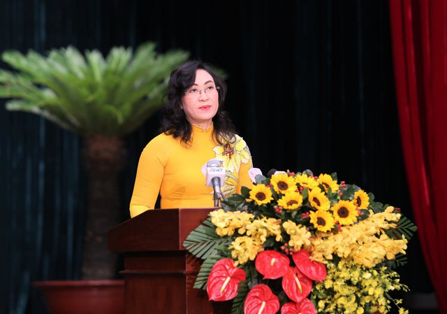 Phó Chủ tịch UBND TPHCM Phan Thị Thắng trình bày các tờ trình tại Kỳ họp - Ảnh: VGP/Vũ Phong
